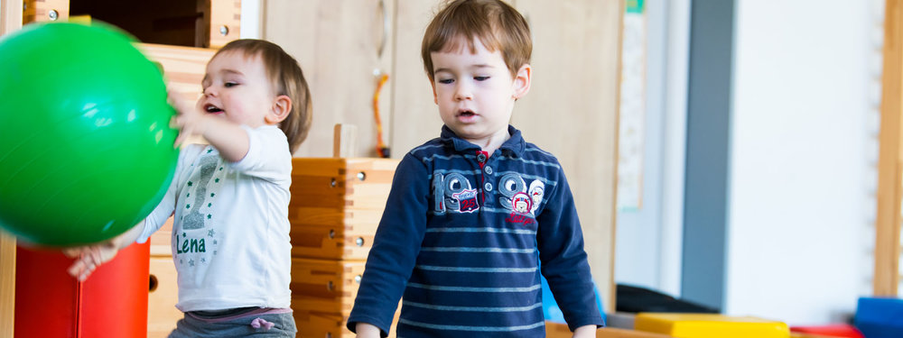 Kleinkind Bunte Sportgeraete Gym Spielen