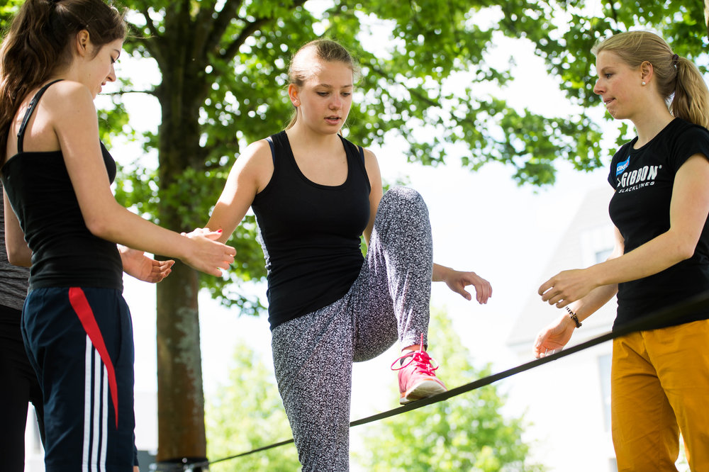 Frauen Slacklining Balancieren Outdoor