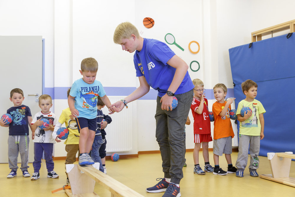 Kinder Ballspiel Trainer Turnhalle