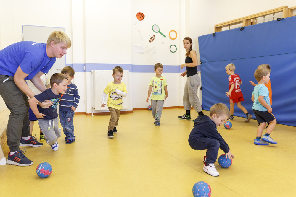 Trainer*in und Kinder bei der Übung – meinsportnetz.nrw