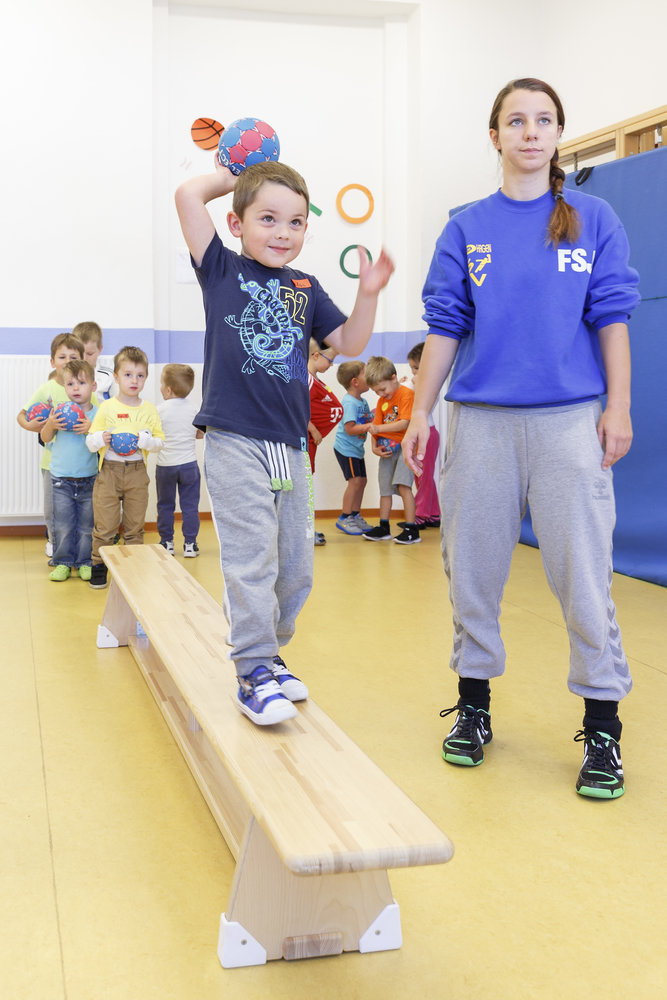 Kinder Balancetraining Turnhalle Balken